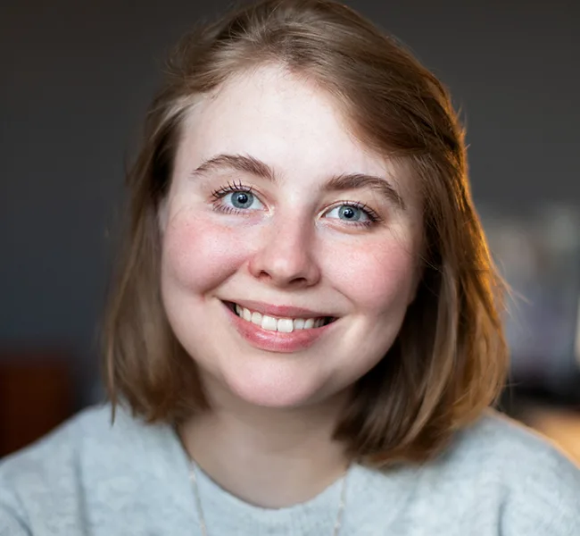 Ung, smilende jente